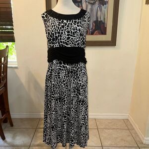 True Envy Black/ White Sleeveless Beaded Pattern Dress Size 20W